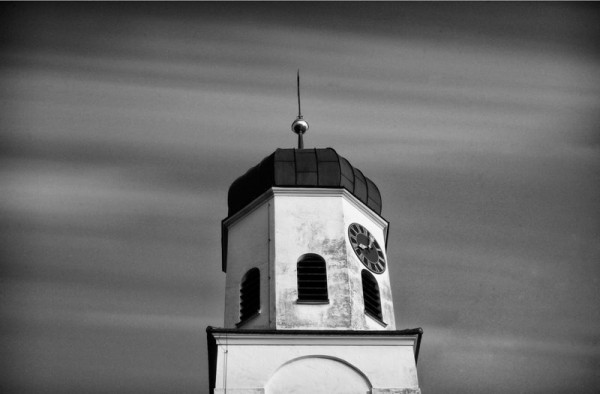 Ein Kirchturm mit einer Belichtungszeit von 5 Minuten fotografiert